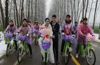 &ldquo;90后&rdquo;青年骑公共自行车迎娶新娘