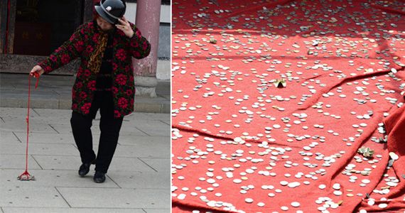 武汉寺院下&ldquo;钱币雨&rdquo; 大妈戴头盔磁石收钱