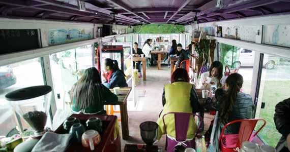 湖北街头现创意公交车咖啡馆