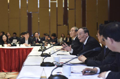 王岐山看望民建、无党派委员并参加讨论