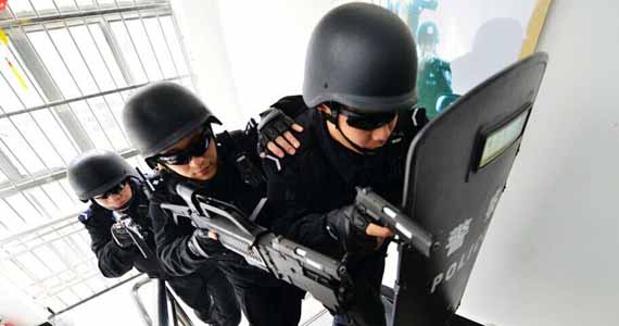 上海特警持&ldquo;拐弯枪&rdquo;训练 酷似好莱坞大片