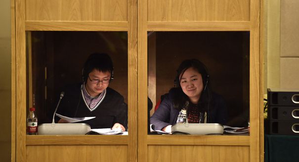 两会：&ldquo;小木屋&rdquo;里的男女翻译