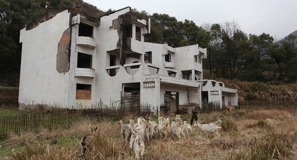 庐山豪华别墅烂尾20余年 草木丛生成羊圈