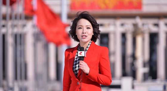 美女记者两会采访中的&ldquo;真汉子&rdquo;