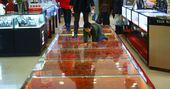 湖北宜昌六百块金砖铺就&ldquo;黄金道&rdquo; 市民踩金祈福&rdquo;