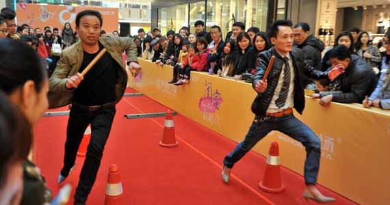 福州商场三八节上演男士穿高跟鞋比赛