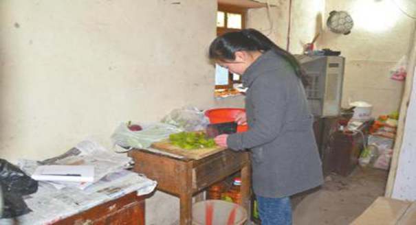 15岁女孩为瘫痪父亲做饭 学校到家每天跑8趟