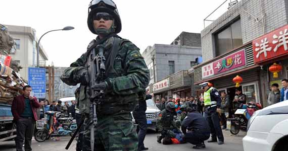 2015两会首现武警雪豹突击队护航