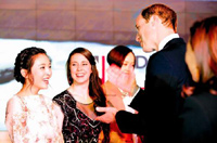 武大校花受威廉王子接见 学英国礼仪推荐武汉美食