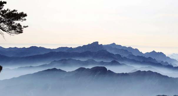 河南老君山现平流云奇观 云雾笼罩似仙境