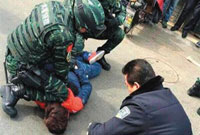 男子在京开套牌车闯卡冲撞交警 逃逸6公里被抓