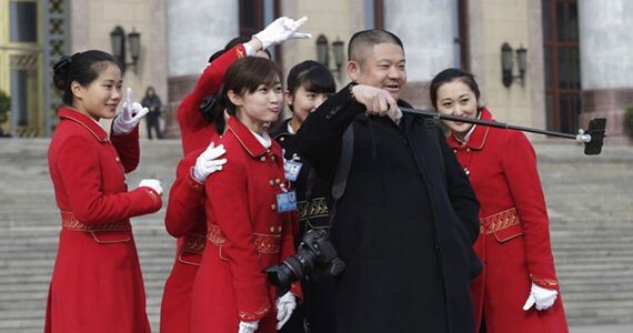 人民大会堂变“影棚” 人人都是摄影师