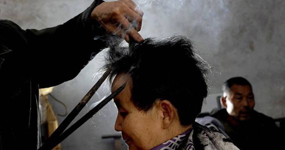 图片故事：流逝的技艺火钳烫发