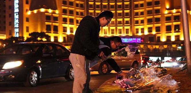 上海市民自发献花哀悼&ldquo;311&rdquo;殉职交警