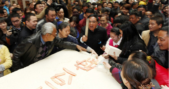 豆腐免费品尝现场混乱 主办方"提刀"喝止