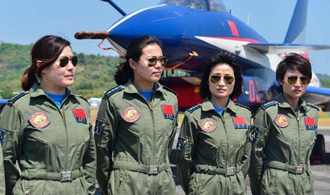 中国首批歼击机女飞行员驾歼-10海外首秀