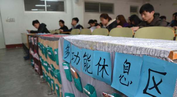 山东一大学课堂设手机&ldquo;休息区&rdquo; 让学生安心上课