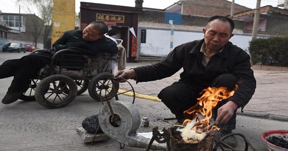 &ldquo;爆米花老人&rdquo;义养房东脑瘫遗子15年