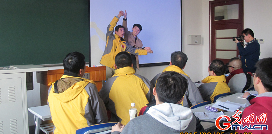 长江救援队队长俞关荣向同学们展示如何水中逃脱