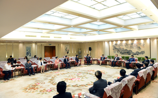 省委书记夏宝龙接见省皮肤病防治研究所上柏住院部医疗队先进事迹报告会成员