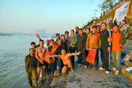 以武汉市多支冬泳队队员为主力于2009年自发组建，常年坚持在江边志愿巡逻，遇险即救。2014年10月，一名志愿队员在救援后遇难，方为众人所知。