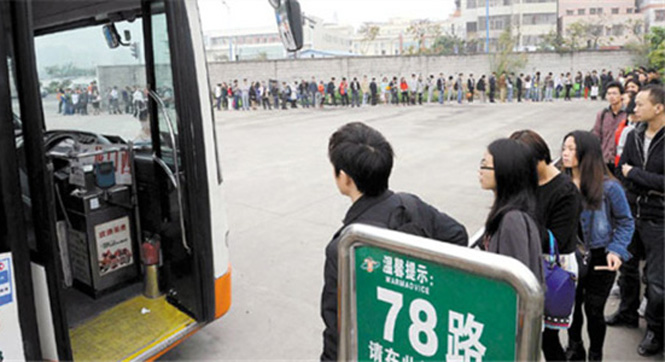广州一公交站排队百米乘公交无人插队