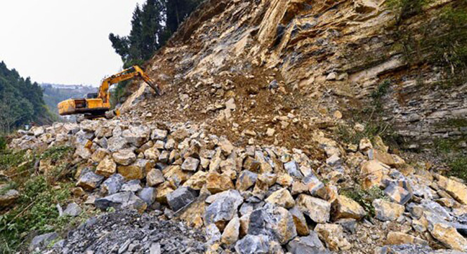 山体垮塌致209国道湖北恩施部分路段交通中断