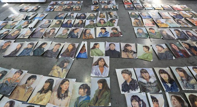 中国美院艺考阅卷 学生作品铺满整个体育馆