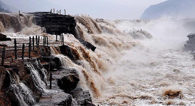 黄河壶口瀑布迎&ldquo;桃花汛&rdquo;