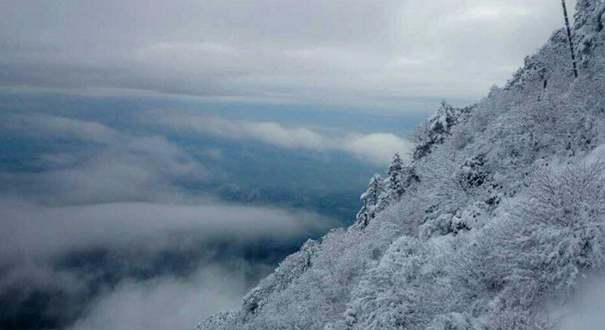 四川峨眉山景区降近7年来最大雪