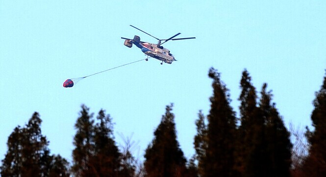 济南上降甘村突发山火 直升机洒水灭火