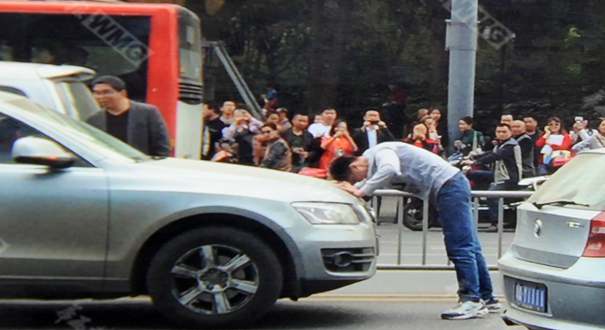 男子成都街頭&ldquo;自殺式碰瓷&rdquo; 被送精神病院診治