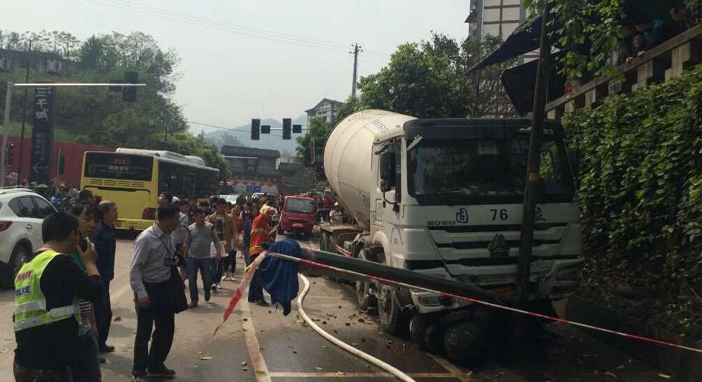 重庆水泥罐车冲上人行道 1死3伤