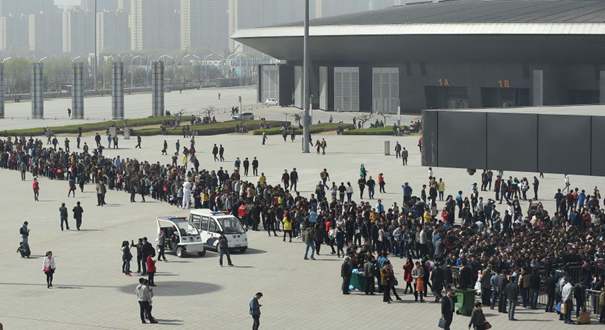 山西太原招聘会应聘者排长龙 场面似春运