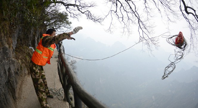 张家界"蜘蛛侠"1400米悬崖绝壁上捡垃圾