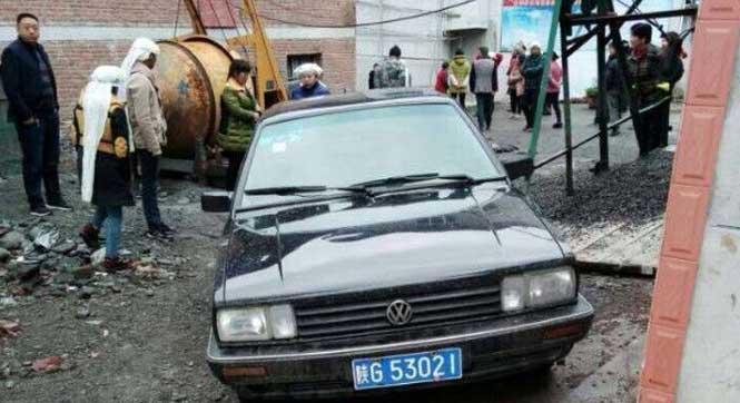 陕西一村民出殡遭镇长派公车堵路