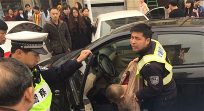 浙江一轿车撞伤多名学生 司机割喉自残