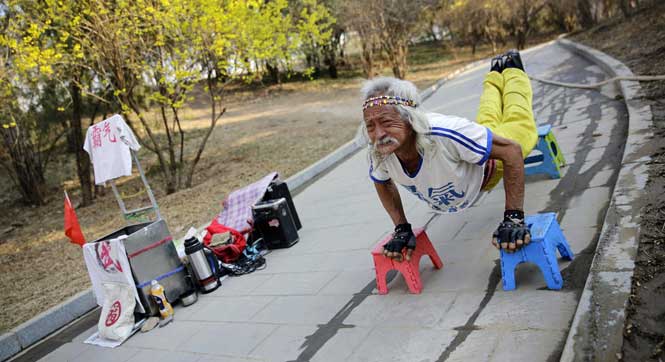 北京80岁霸气老人公园秀&ldquo;中国好功夫&rdquo;
