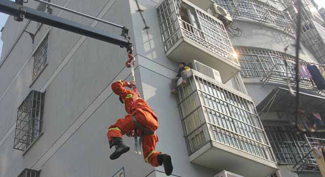 6岁女童被卡楼房空调外机现场