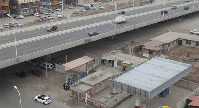 长春一加油站成快速路&ldquo;钉子户&rdquo;