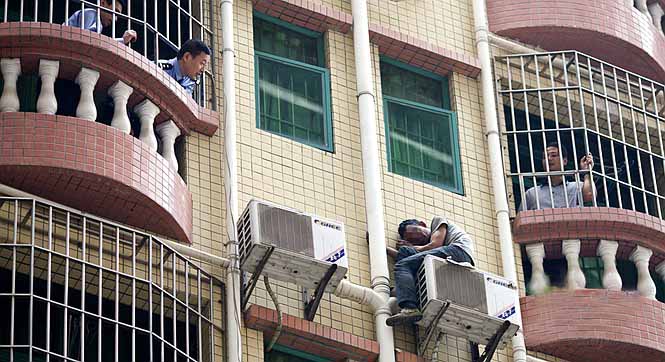 广东深圳：男子盗窃失手攀爬外墙40小时