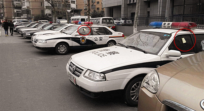 南京：一排警车集体违停 车辆被贴罚单