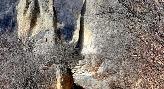 唐蕃古道：人工依山势而开凿