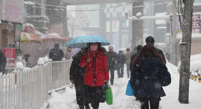 乌鲁木齐持续降雪 城区积雪超过15厘米