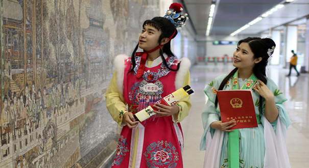 南京地铁3号线开通 &ldquo;贾宝玉&rdquo;&ldquo;林黛玉&rdquo;玩穿越