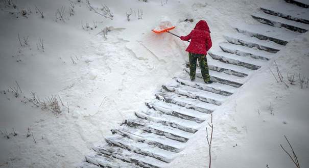 乌鲁木齐持续降雪超过30小时 积雪厚度超20厘米