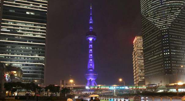 关爱自闭症儿童：东方明珠电视塔和滕王阁点亮蓝灯