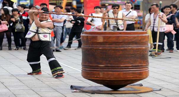 老游戏运动会惊现巨型陀螺