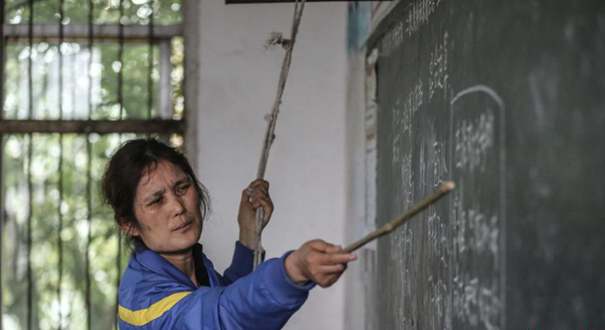 女教师患罕见病难站立 拽绳上课坚持3年