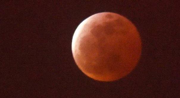 天涯共此“食” 美丽“红月亮”